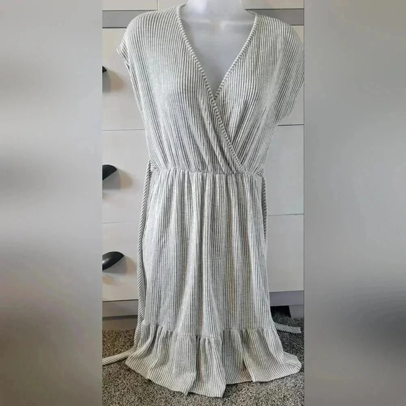 Caution to the Wind Brown White Seersucker Ruffle Faux Wrap V-Neck Dress size M - Picture 3 of 9